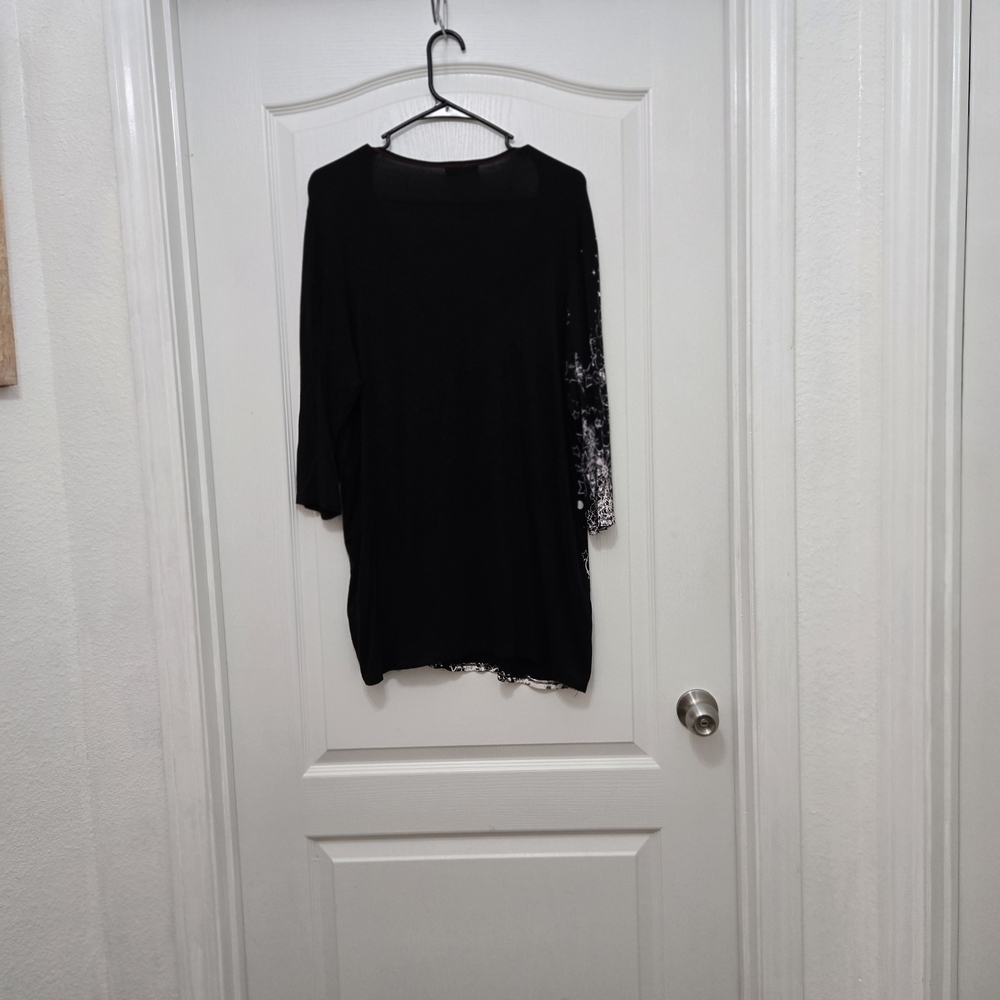 T9251004 Vanilla Sugar Black and Red Santa V-neck Tee. - Picture 7 of 8